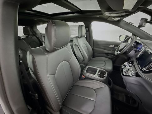 New 2026 Chrysler Pacifica Select image 30