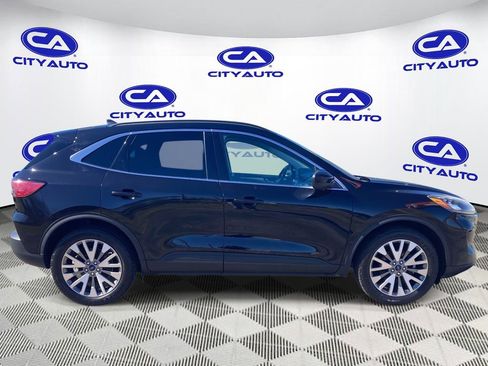 Used 2022 Ford Escape Titanium image 2