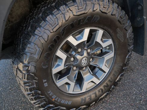 Certified 2018 Toyota Tacoma TRD Off-Road image 16