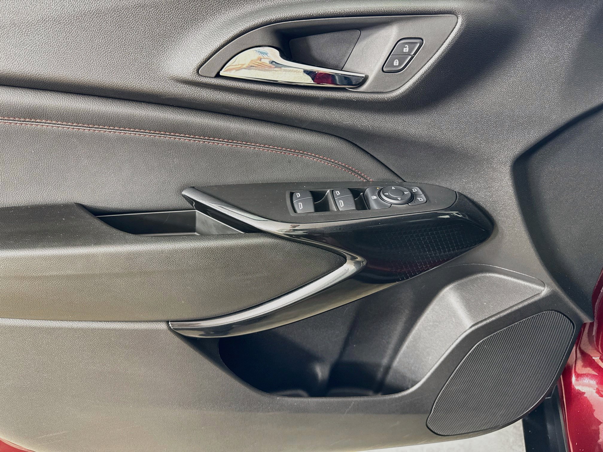 Used 2025 Chevrolet Trax RS w/ Sunroof Package FWD image 19