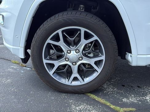 Used 2019 Jeep Grand Cherokee Overland AWD/4WD image 6