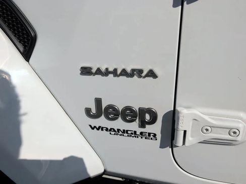 Used 2018 Jeep Wrangler Unlimited Sahara AWD/4WD image 13