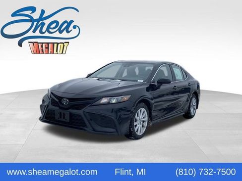 Used 2021 Toyota Camry SE image 1