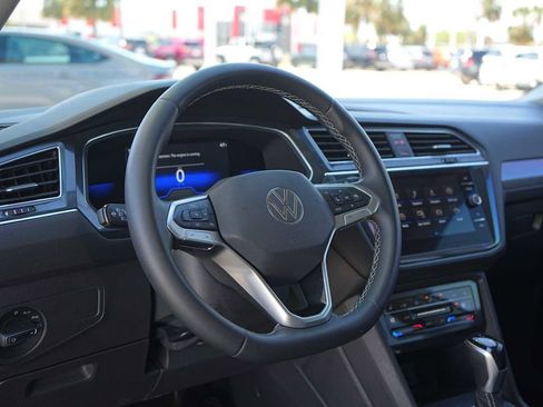 Used 2022 Volkswagen Tiguan SE image 2
