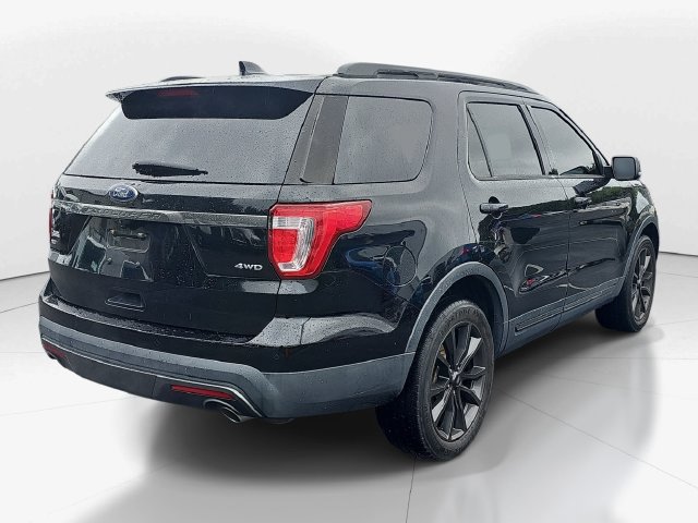 Used 2017 Ford Explorer XLT w/ Equipment Group 202A AWD/4WD image 3