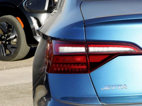 Used 2021 Volkswagen Jetta SE w/ SE Cold Weather Package image 10