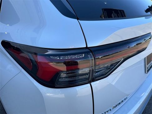 New 2025 Mitsubishi Outlander SE image 33