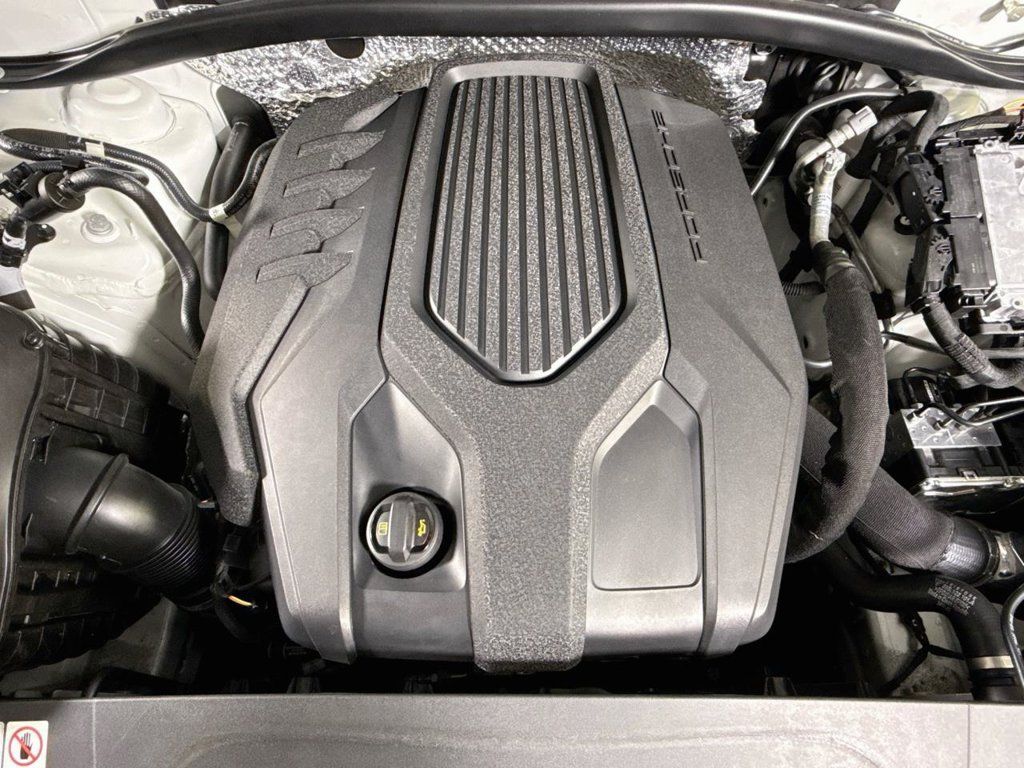 Certified 2024 Porsche Macan AWD/4WD image 28