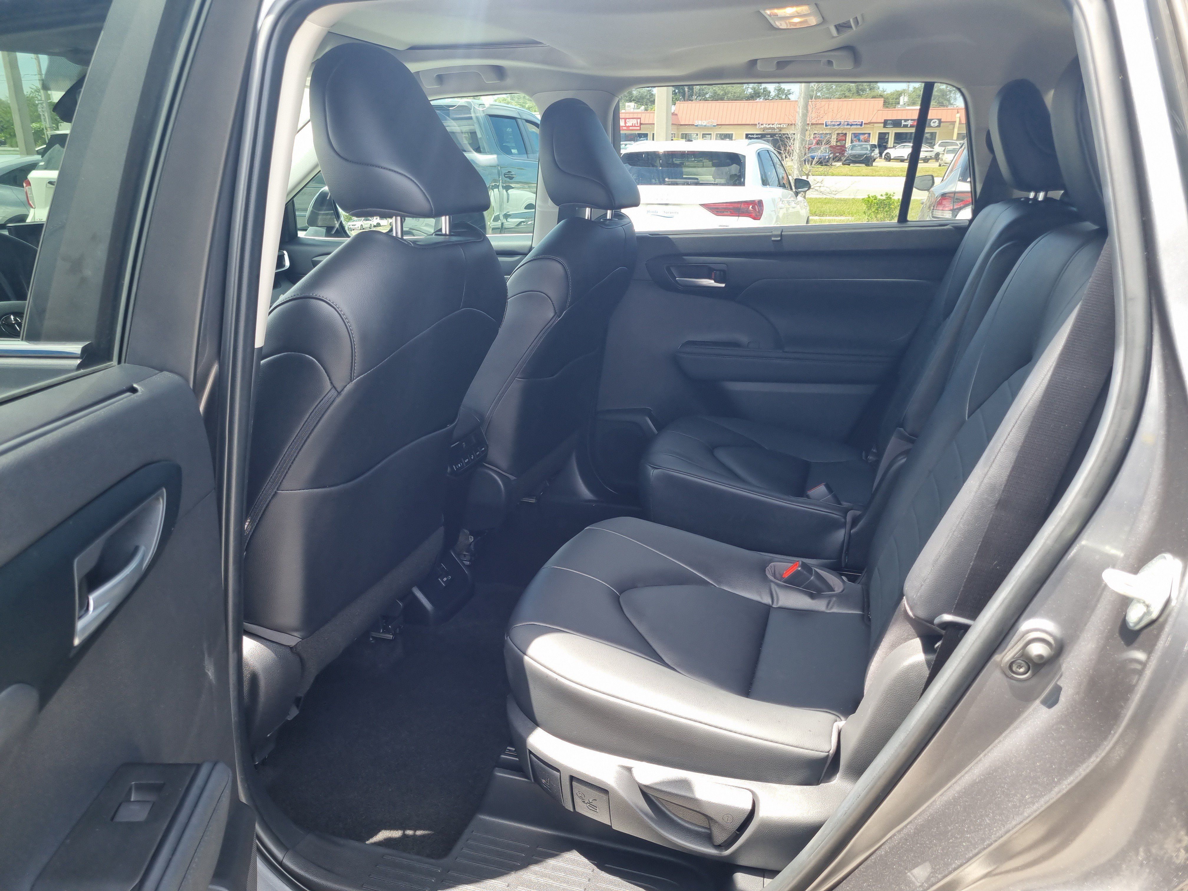 Used 2023 Toyota Highlander XLE FWD image 14