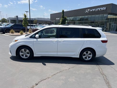Used 2018 Toyota Sienna LE w/ Carpet Mat Package FWD image 12