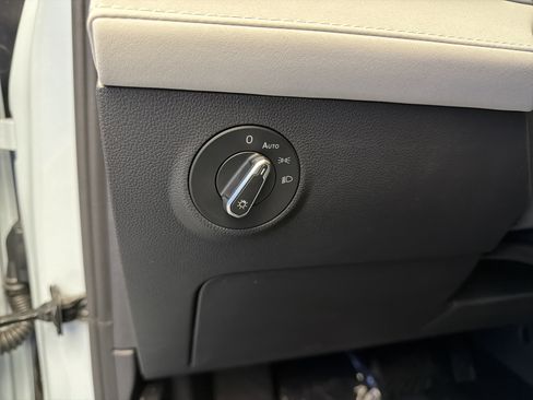 New 2026 Volkswagen Taos SE image 15