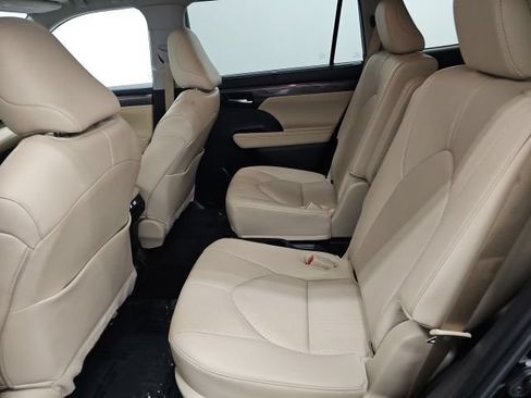 Used 2024 Toyota Highlander Limited AWD/4WD image 31