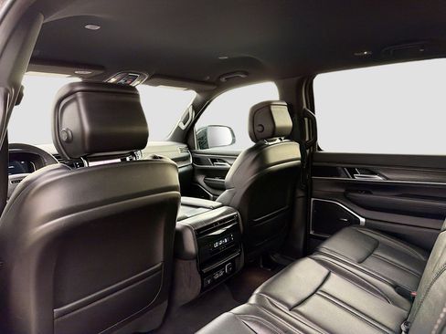 Used 2024 Jeep Wagoneer L Series II w/ Flexible Seating Group AWD/4WD image 6