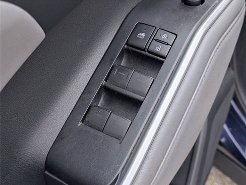 Used 2022 Toyota Highlander XLE FWD image 17