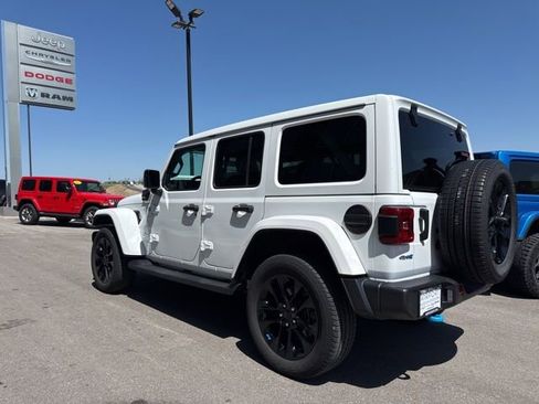 Used 2022 Jeep Wrangler Unlimited Sahara w/ Cold Weather Group AWD/4WD image 6