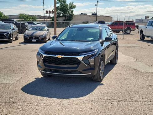 Used 2025 Chevrolet Trax LT FWD image 4