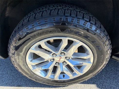 Used 2023 GMC Yukon XL SLT image 17