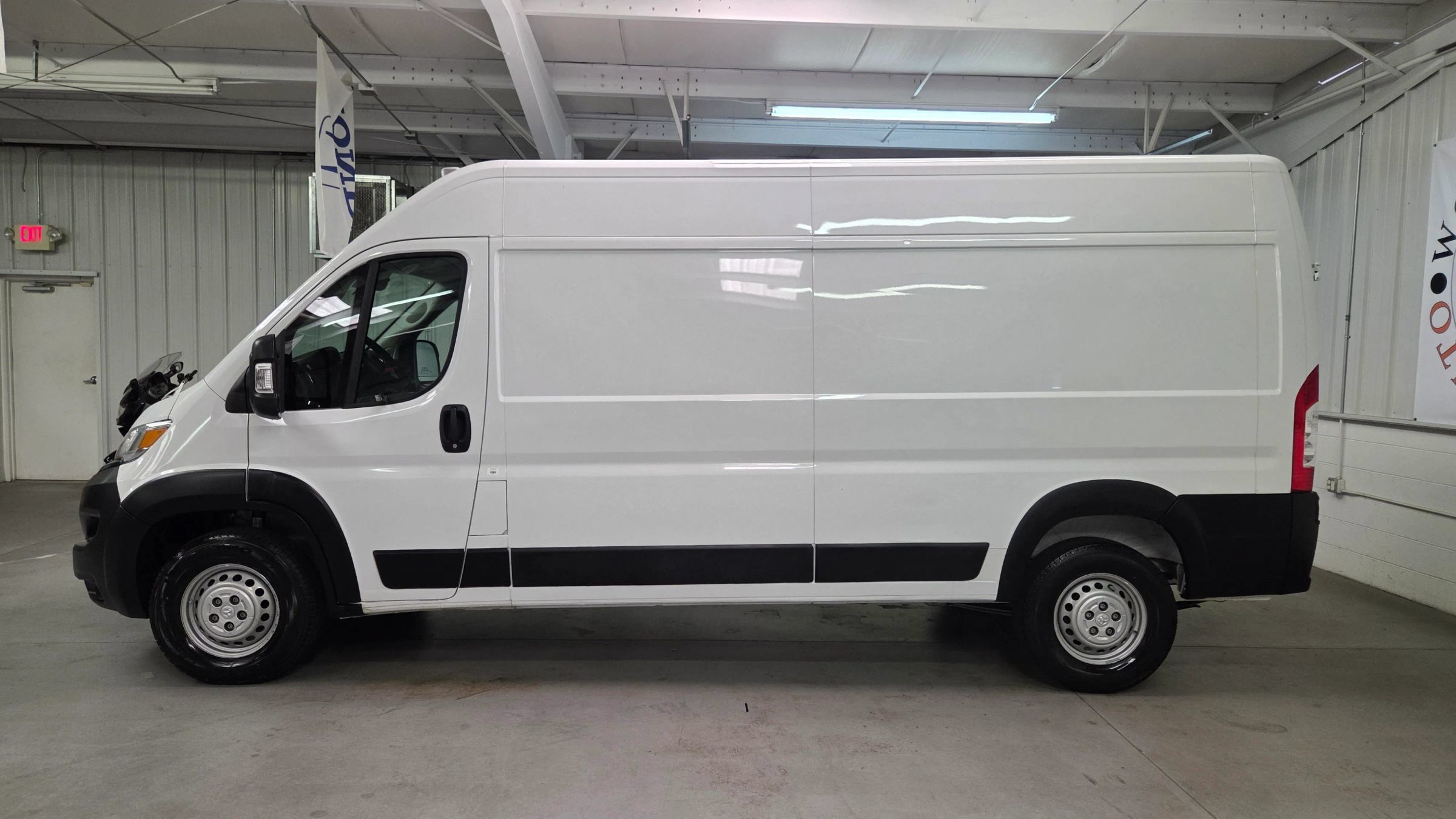 Used 2025 RAM ProMaster 2500 w/ Convenience Group FWD image 3