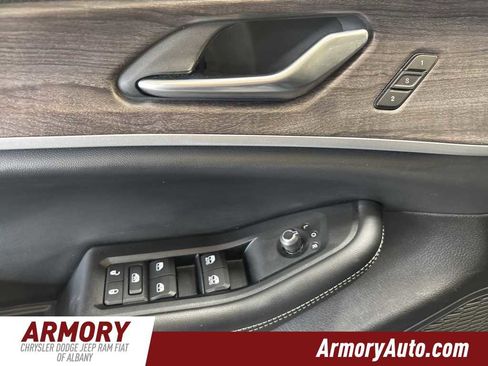 Used 2023 Jeep Grand Cherokee Limited image 2