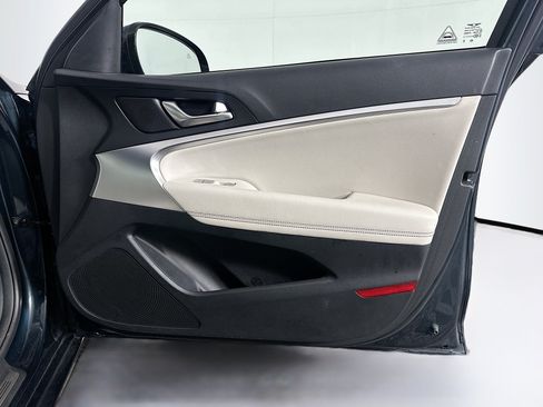 Used 2025 Genesis G70 2.5T RWD image 33