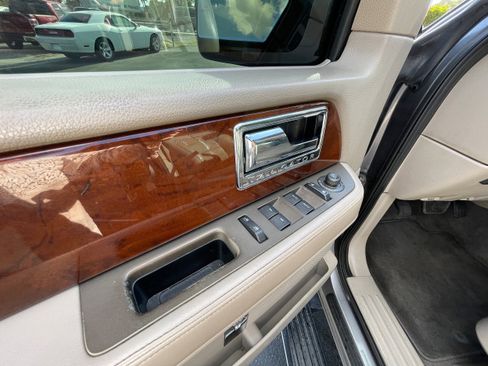 Used 2014 Lincoln Navigator 2WD image 20