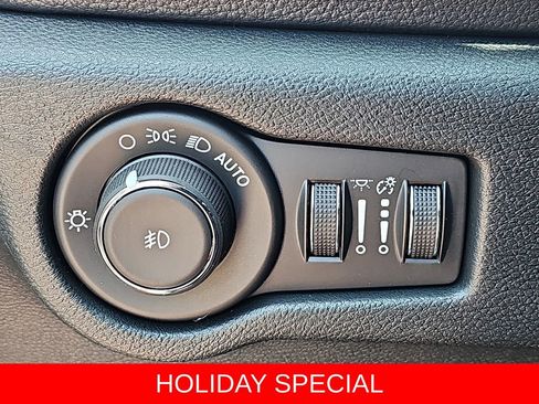 New 2025 Chrysler Pacifica Select image 27