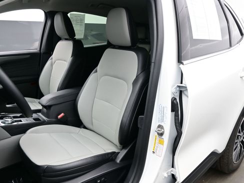 Used 2025 Ford Escape SE image 12