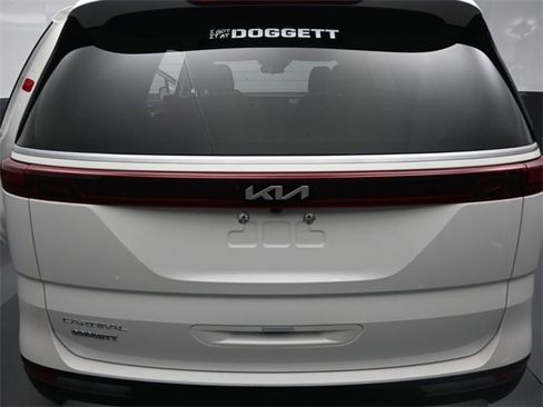Used 2024 Kia Carnival LX image 12