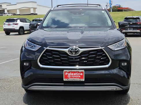 Used 2024 Toyota Highlander Platinum FWD image 2