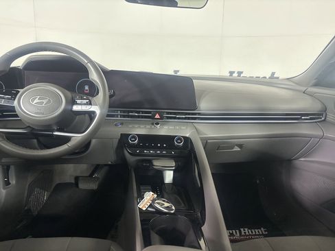 Used 2024 Hyundai Elantra SEL w/ Convenience Package FWD image 24