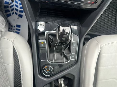 Used 2025 Volkswagen Taos SE w/ Panoramic Sunroof Package image 12