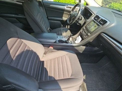 Used 2018 Ford Fusion SE w/ Fusion SE Technology Package FWD image 12