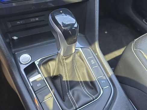 Used 2023 Volkswagen Tiguan SE R-Line image 16