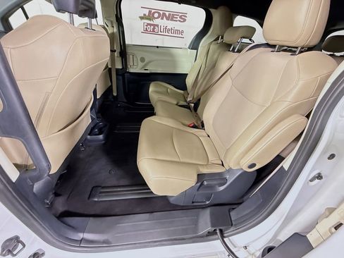 Certified 2021 Toyota Sienna XLE FWD image 28