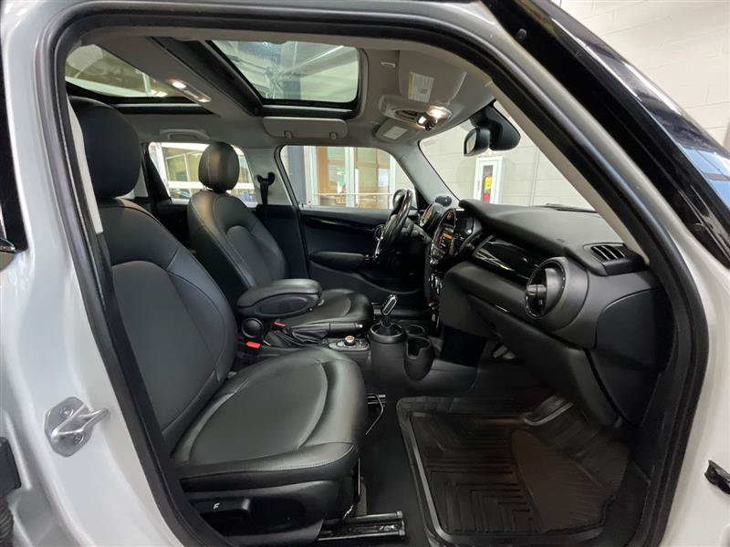 Used 2021 MINI Cooper 4-Door Hardtop w/ Premium Package FWD image 30