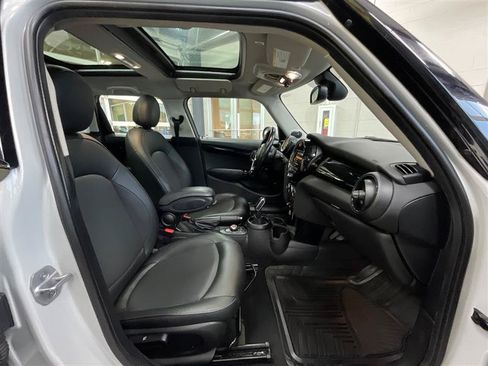 Used 2021 MINI Cooper 4-Door Hardtop w/ Premium Package FWD image 30