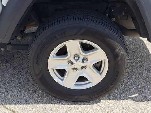 Used 2023 Jeep Gladiator Sport image 25