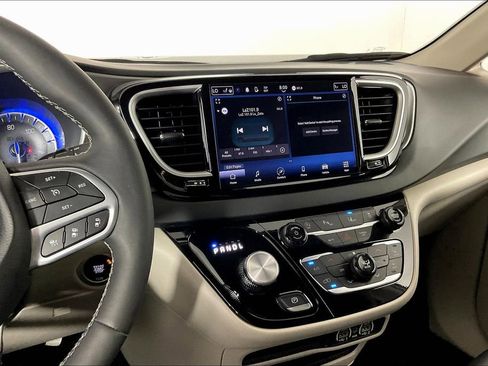 Used 2024 Chrysler Pacifica Touring-L image 9