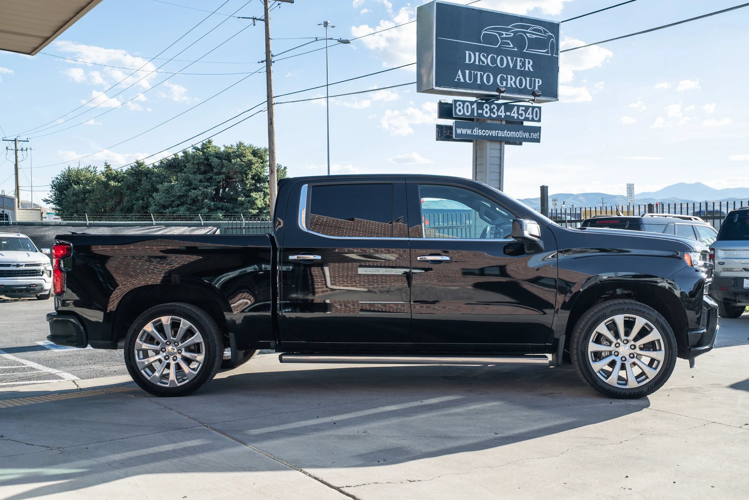 Used 2020 Chevrolet Silverado 1500 High Country w/ Technology Package AWD/4WD image 8
