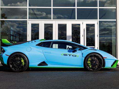 Used 2023 Lamborghini Huracan STO image 22