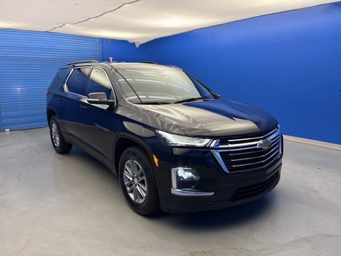 Used 2023 Chevrolet Traverse LT FWD image 2
