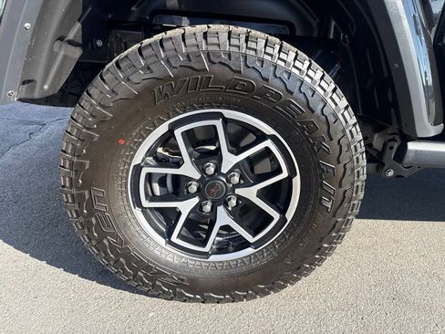 Used 2023 Jeep Gladiator Sport AWD/4WD image 10