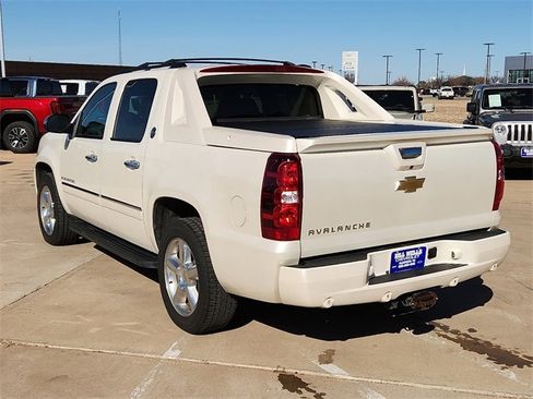 Used 2013 Chevrolet Avalanche LTZ image 3