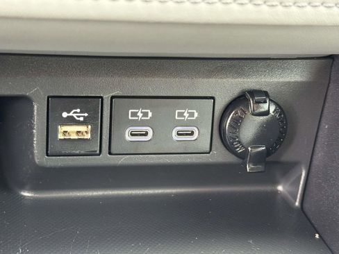 Used 2024 Toyota Highlander XLE FWD image 8