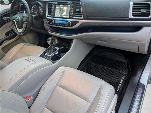 Used 2018 Toyota Highlander Limited image 23