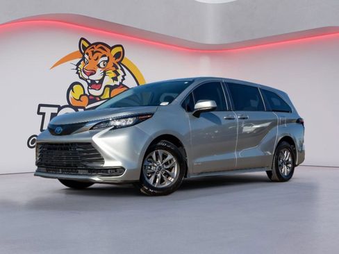 Used 2021 Toyota Sienna LE image 1
