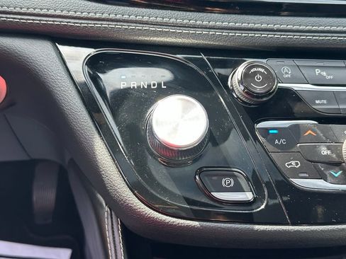Used 2025 Chrysler Pacifica Limited FWD image 30