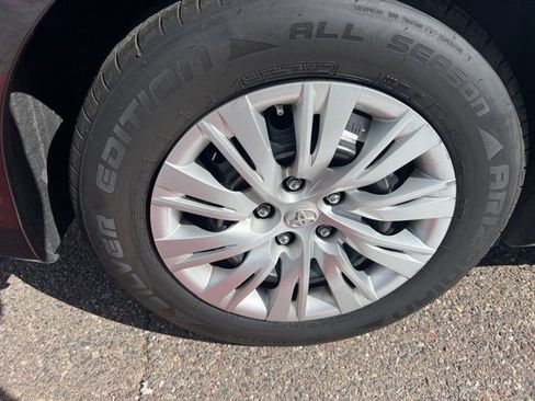 Used 2012 Toyota Camry LE image 6