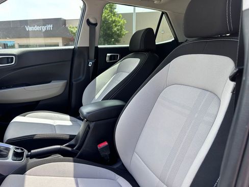 Used 2022 Hyundai Venue SEL FWD image 19