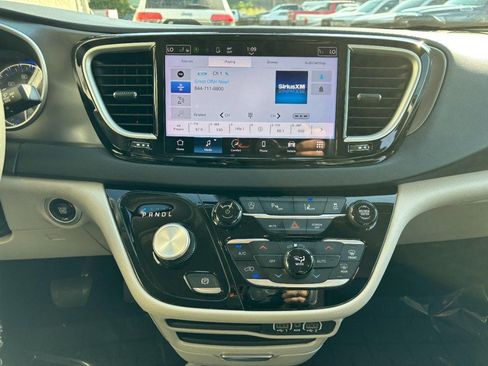 Used 2023 Chrysler Pacifica Touring-L FWD image 17